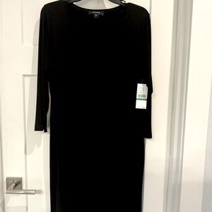 Black evening dress. 3/4 sleeves. V neck.